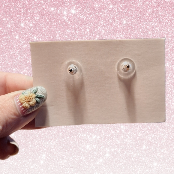 ❗️5/$25❗️NWT Chic Olive Bow and White Petal Earrings - Picture 3 of 4